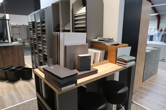 Div. Podier med udstillingsdele