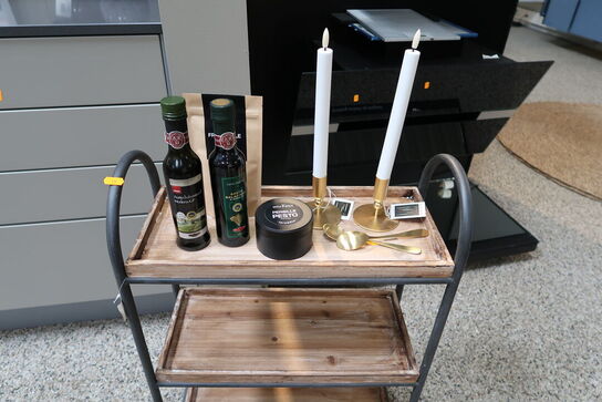 Reol med træhylder med indhold