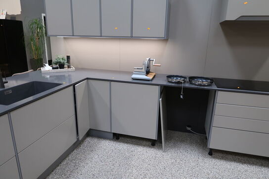 Køkken NORDANRO uden hårdehvidearer/armatur med bordplade SILESTONE. Vejl. udsalgspris kr: 109.000,-