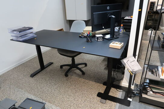 El. hæve/sænke skrivebord, kontorstol samt 2 stk. skabe