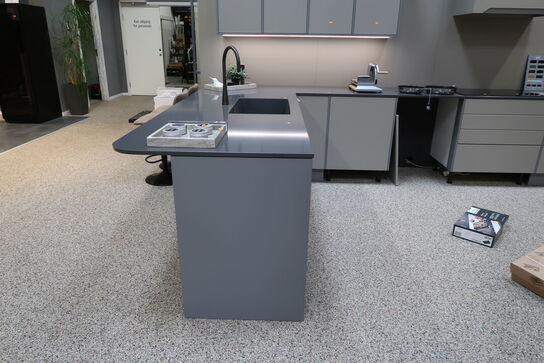 Køkken NORDANRO uden hårdehvidearer/armatur med bordplade SILESTONE. Vejl. udsalgspris kr: 109.000,-