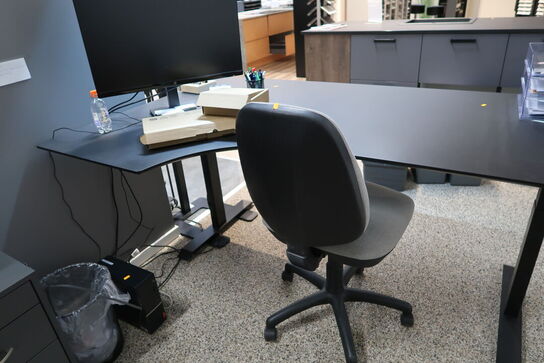 El. hæve/sænke skrivebord, kontorstol samt 2 stk. skabe