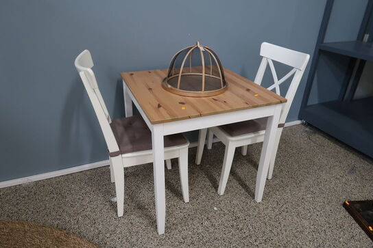 Bord med 2 stk. stole samt sidebord