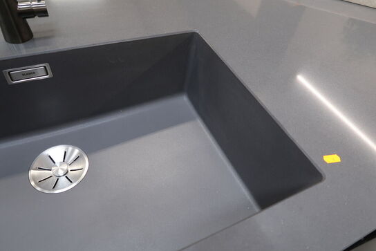 Køkken NORDANRO uden hårdehvidearer/armatur med bordplade SILESTONE. Vejl. udsalgspris kr: 109.000,-