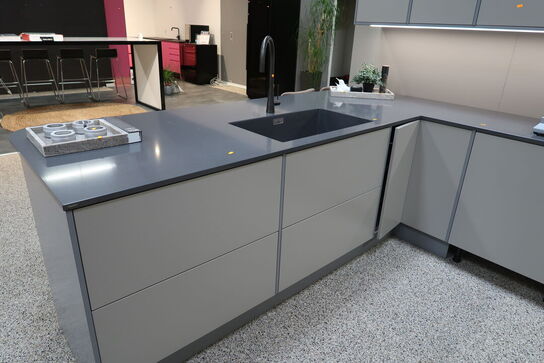 Køkken NORDANRO uden hårdehvidearer/armatur med bordplade SILESTONE. Vejl. udsalgspris kr: 109.000,-