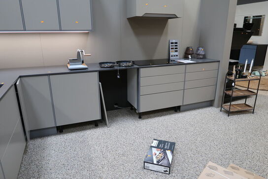 Køkken NORDANRO uden hårdehvidearer/armatur med bordplade SILESTONE. Vejl. udsalgspris kr: 109.000,-