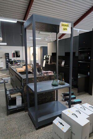 Udstillingsreol uden indhold