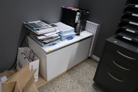 El. hæve/sænke skrivebord, kontorstol samt 2 stk. skabe