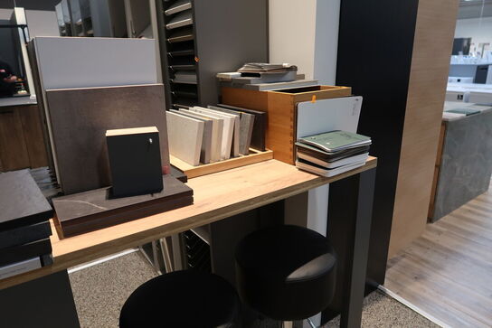 Barbord med 2 stk. barstole