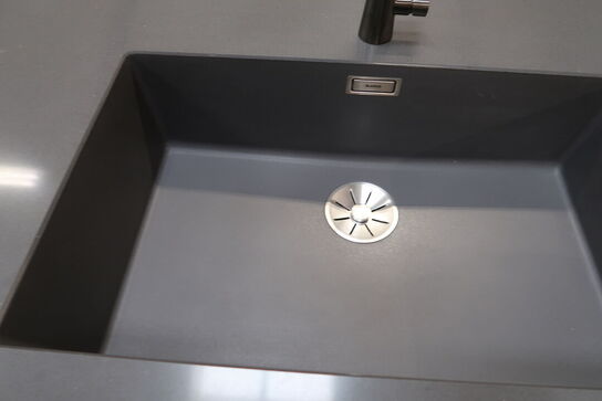 Køkken NORDANRO uden hårdehvidearer/armatur med bordplade SILESTONE. Vejl. udsalgspris kr: 109.000,-