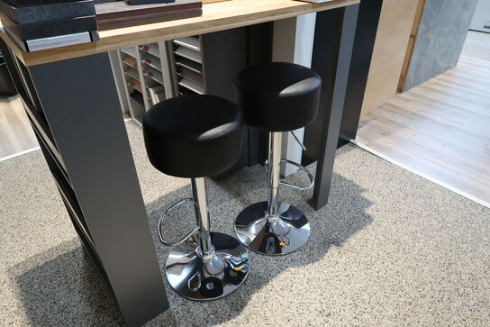 Barbord med 2 stk. barstole