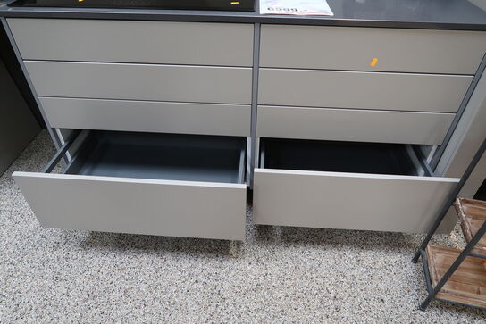 Køkken NORDANRO uden hårdehvidearer/armatur med bordplade SILESTONE. Vejl. udsalgspris kr: 109.000,-