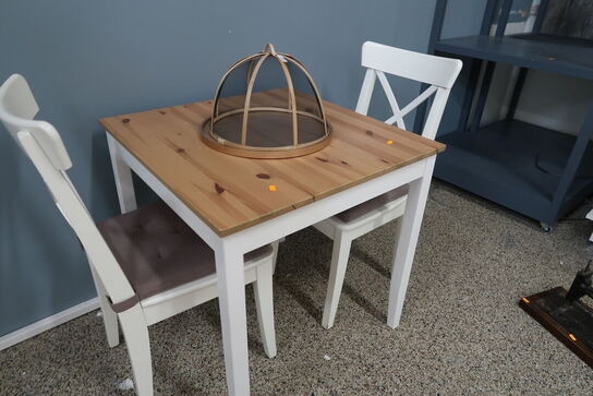 Bord med 2 stk. stole samt sidebord