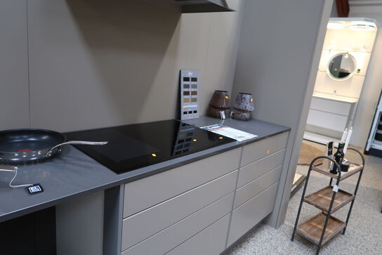 Køkken NORDANRO uden hårdehvidearer/armatur med bordplade SILESTONE. Vejl. udsalgspris kr: 109.000,-