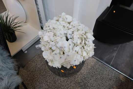 Vase med kunstige blomster