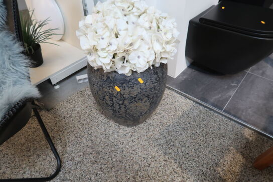 Vase med kunstige blomster