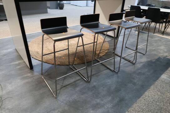 4 stk. barstole samt barbord