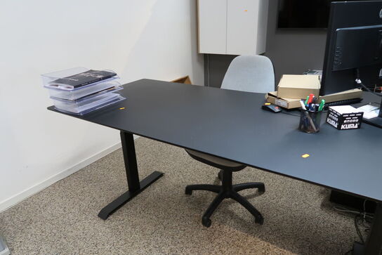 El. hæve/sænke skrivebord, kontorstol samt 2 stk. skabe