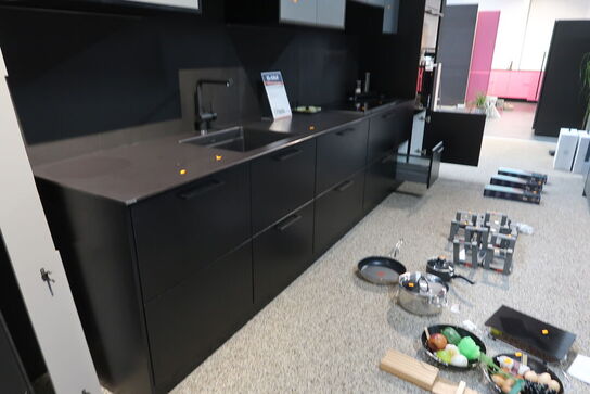 Køkken NORDANRO uden hårdehvidevarer med stenbordplade DEKTON. Vejl. udsalgspris kr: 119.000,-