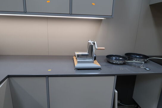 Køkken NORDANRO uden hårdehvidearer/armatur med bordplade SILESTONE. Vejl. udsalgspris kr: 109.000,-