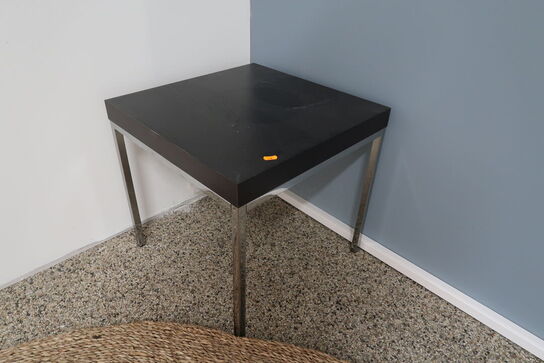 Bord med 2 stk. stole samt sidebord