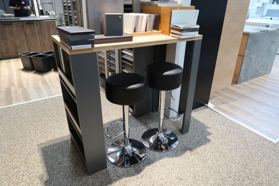 Barbord med 2 stk. barstole