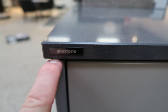 Køkken NORDANRO uden hårdehvidearer/armatur med bordplade SILESTONE. Vejl. udsalgspris kr: 109.000,-