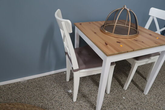Bord med 2 stk. stole samt sidebord