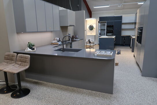 Køkken NORDANRO uden hårdehvidearer/armatur med bordplade SILESTONE. Vejl. udsalgspris kr: 109.000,-