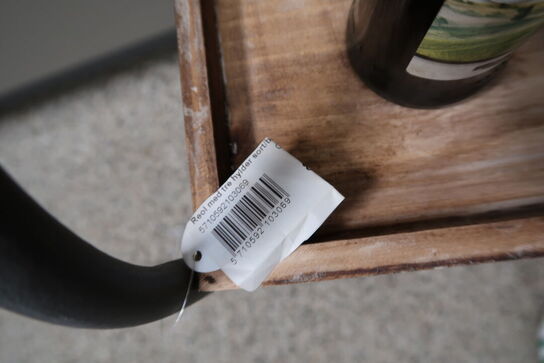 Reol med træhylder med indhold