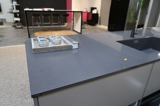 Køkken NORDANRO uden hårdehvidearer/armatur med bordplade SILESTONE. Vejl. udsalgspris kr: 109.000,-