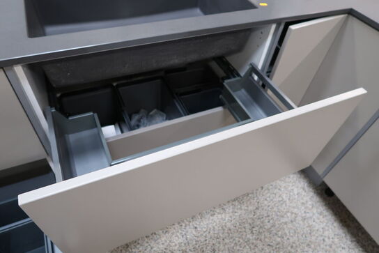 Køkken NORDANRO uden hårdehvidearer/armatur med bordplade SILESTONE. Vejl. udsalgspris kr: 109.000,-