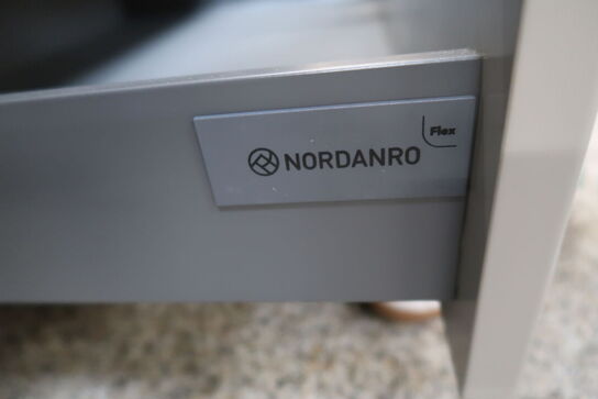 Køkken NORDANRO uden hårdehvidearer/armatur med bordplade SILESTONE. Vejl. udsalgspris kr: 109.000,-