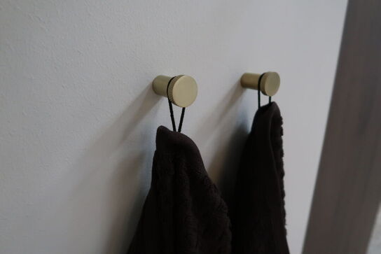 Badmøbel CASSØE Como vask uden armatur med stel i børstet messing samt 2 stk. kroge