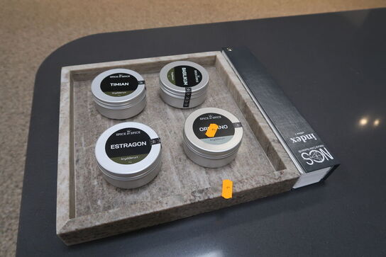 2 stk. stenfade med krydderier m.m.