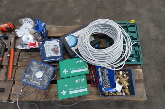 Palle med diverse ledninger, kopbor mv. 