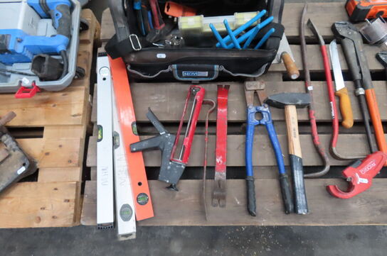 Værktøjskasse + diverse håndværktøjer 