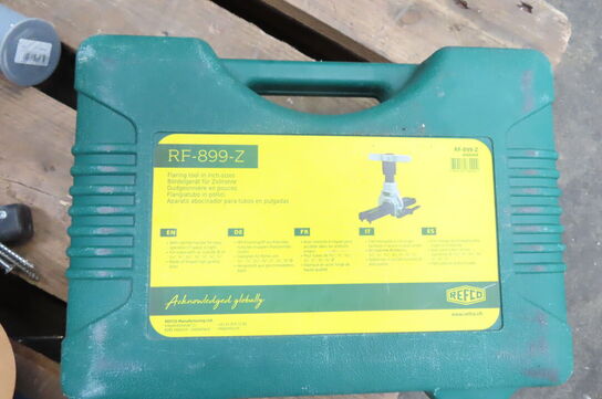 Palle med diverse ledninger, kopbor mv. 