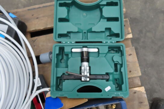 Palle med diverse ledninger, kopbor mv. 