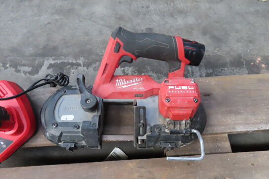 Båndsav MILWAUKEE M12 FBS64