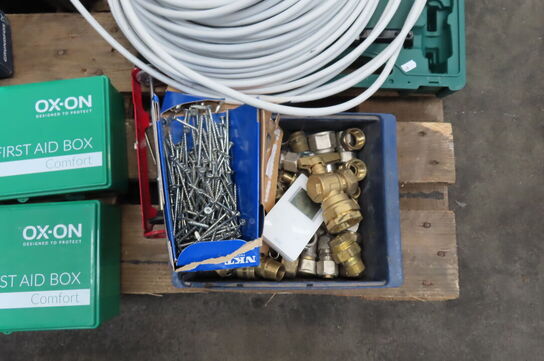 Palle med diverse ledninger, kopbor mv. 