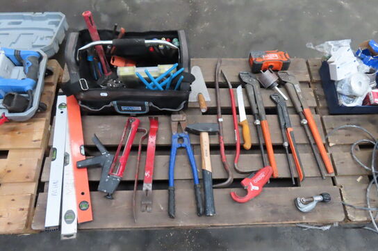 Værktøjskasse + diverse håndværktøjer 