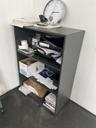 Hæve/sænkebord, reol, HÅG kontorstol, IT udstyr