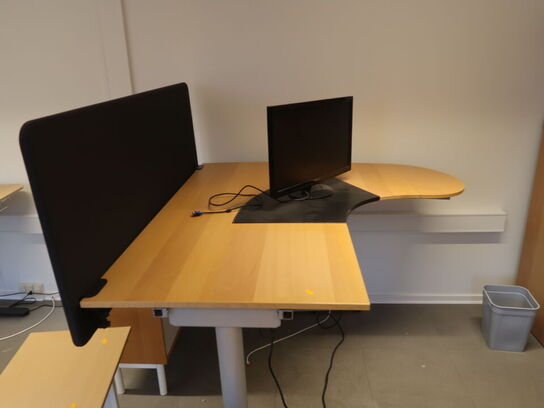 Skrivebord med skuffemodul og afskærmning - hæve/sænke funktion virker ikke (skærm medfølger ikke)