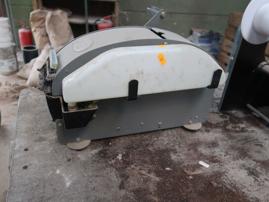 Dispensator til gummieret papirtape HADE