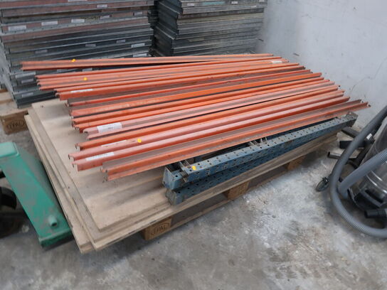 Stålreolsdele 4 gavle og 12 vanger og plader