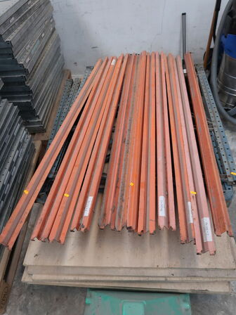 Stålreolsdele 4 gavle og 12 vanger og plader