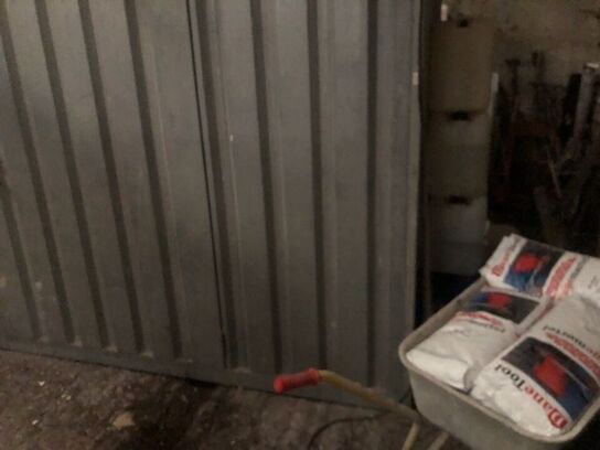 Materialcontainer uden indhold og nøgle