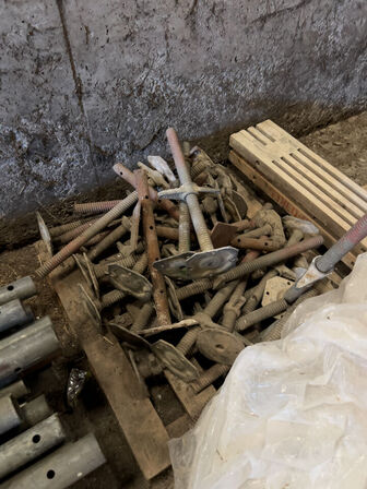 Stilladsdele (bl.a. JUMBO) inkl. 2 barrels (se billeder)