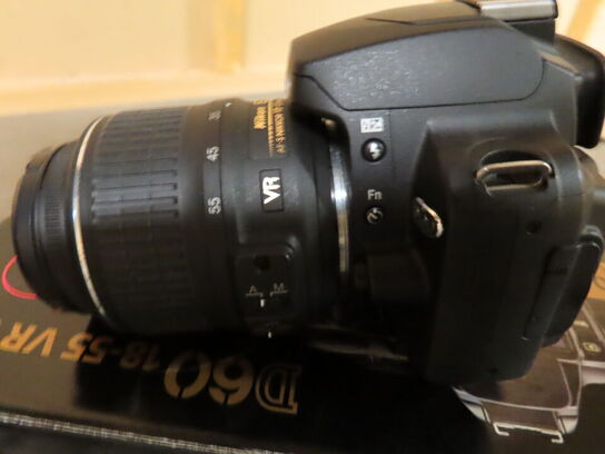 Kamera NIKON D60 18-55VR med stativ